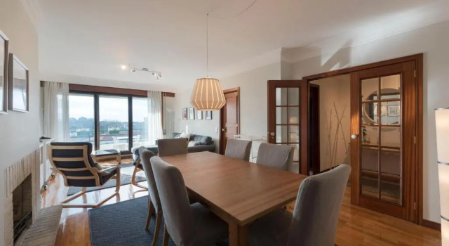 Апартаменты LovelyStay - Charming 3BR Flat w/ Free Parking in Devesas