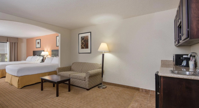 Четырёхместный люкс Holiday Inn Express and Suites Lafayette East by IHG