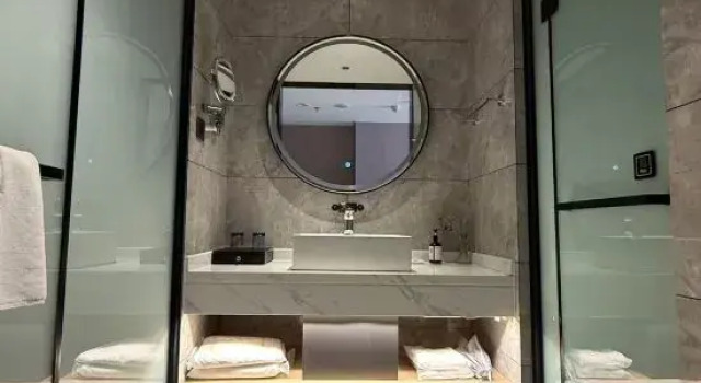 Łóżko w pokoju wieloosobowym Convair Hotel
