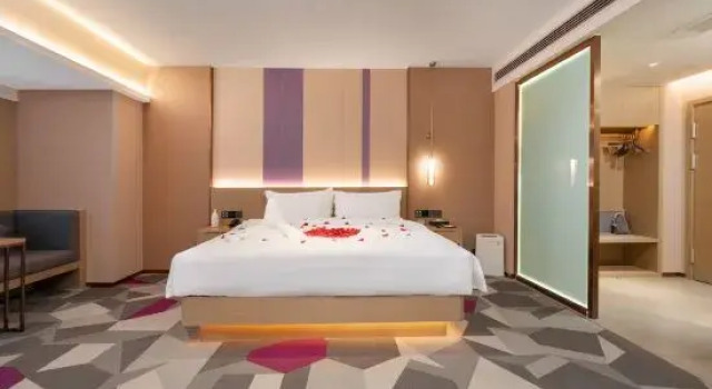 Двухместный люкс Superior Lavande Hotel (Kunming Railway Station Wujiaba Metro Station)