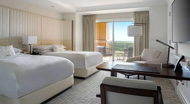 Четырёхместный люкс Executive с видом на озеро и бассейн The Ritz-Carlton Orlando, Grande Lakes