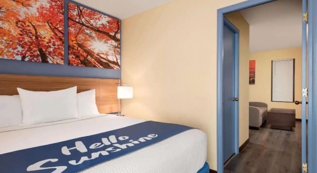 Двухместный люкс c 1 комнатой Days Inn & Suites by Wyndham Merrillville