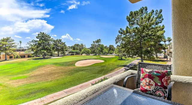 Апартаменты с 2 комнатами с балконом Golf Course Views, Hot Tub Access: Phoenix Home!
