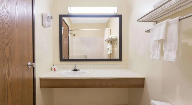 Четырёхместный номер Standard Super 8 by Wyndham Eau Claire I-94