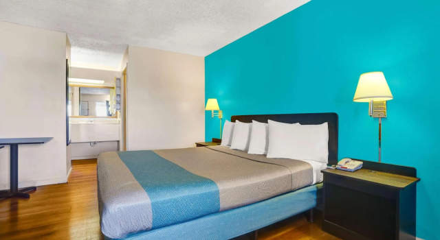 Motel 6 Fort Bragg, CA, Забронировать Мотель Отели Форт-Брэгг с бассейном, Бассейн
