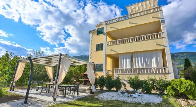 Apartments Maris, Rezerwuj Apartament Hotele w Split-Dalmatia County z parkingiem, Parking