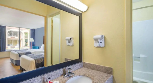 Четырёхместный номер Standard Days Inn by Wyndham Statesville