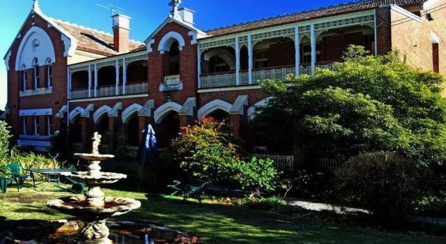 Кровать в общем номере The Priory Beechworth