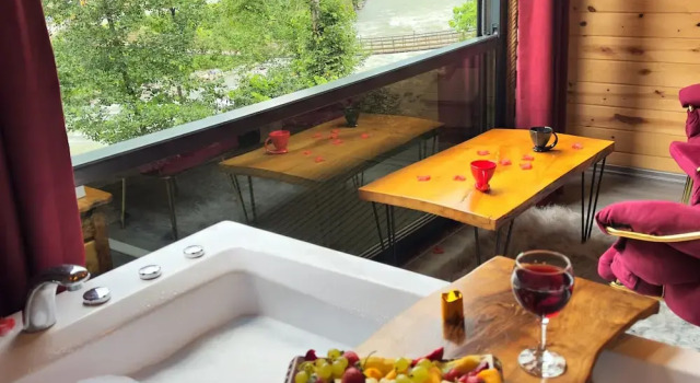 Люкс Luxury с балконом и с видом на реку Tabiat Bungalows