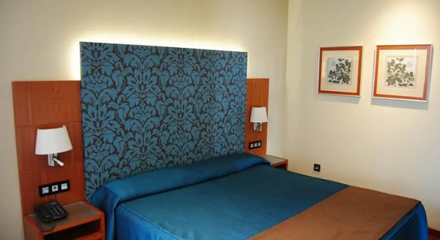 Номер Standard с балконом Hotel Cervantes