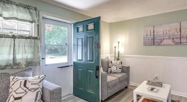 < 2 Mi to Beach: Cozy Cottage w/ Patio on Cape Cod, Забронировать Дом для отпуска Хайаннис Полуостров Кейп-Код