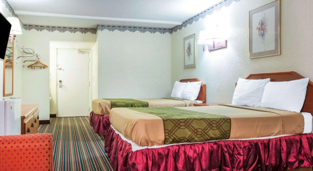Четырёхместный номер Standard Rodeway Inn Stone Mountain
