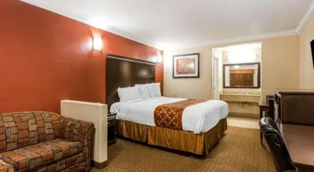 Люкс Rodeway Inn & Suites Corona