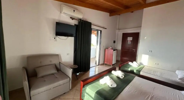 Четырёхместный номер Standard с балконом и с видом на море BLISS Hotel