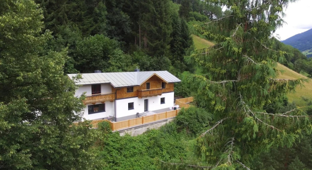 Шале Renovated Holiday Home near Zell am See with Enclosed Garden