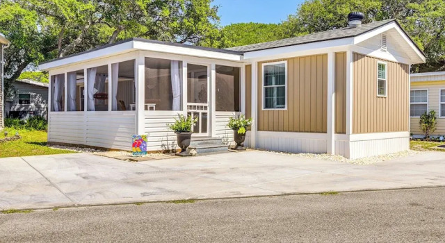 Walk to Ocean: Myrtle Beach Home w/ Screened Porch, Забронировать Дом для отпуска Коттеджи Южной Каролины, Коттедж