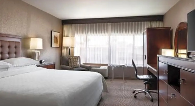 Номер Deluxe с балконом и с видом на бассейн Wyndham Phoenix Airport - Tempe