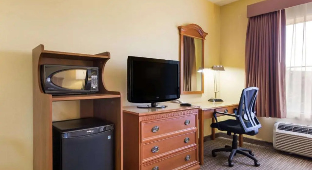 Номер Deluxe Quality Inn & Suites CVG Airport