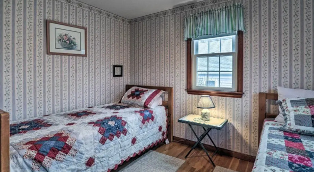 Коттедж с 3 комнатами 1 Mi to Beach Quiet West Dennis Escape with Sunroom