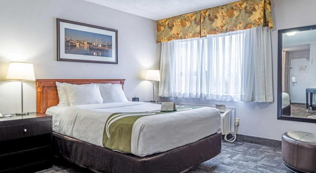 Четырёхместный люкс HFX Airport Hotel