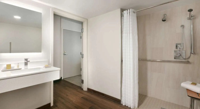 Номер Standard DoubleTree by Hilton McLean Tysons