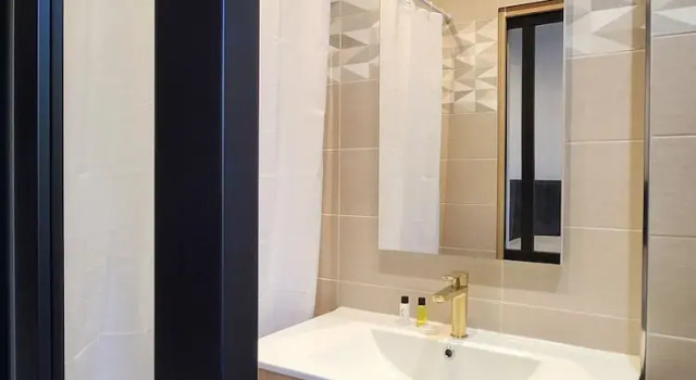 Апартаменты HDG Hôtel Gare de LIsle Adam Apparts Hotel