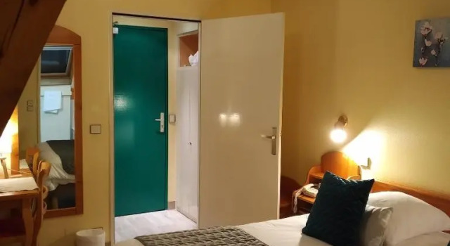 Двухместный номер Standard с балконом Logis Hôtel Restaurant Spa Notre Dame de Bonne Fontaine