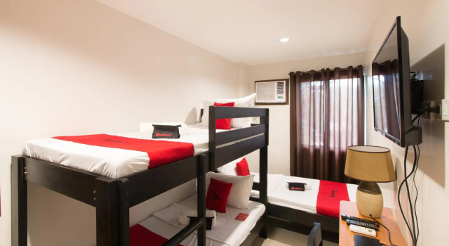 Трёхместный номер Standard RedDoorz Plus @ Diola Villamonte Bacolod