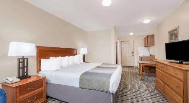 Номер Standard Days Inn & Suites by Wyndham Sellersburg