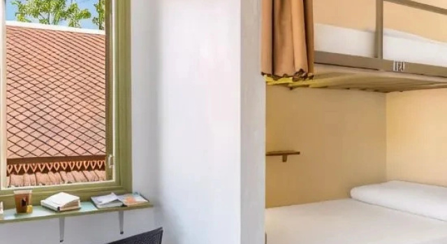 Кровать в общем номере White Elephant Hostel