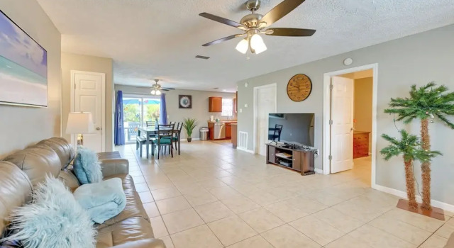 Dog-friendly Home w/ Yard ~ 6 Miles to the Beach!, 预订 酒店 萨拉索塔 Sarasota Area