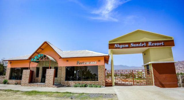 OYO 13911 Shyam Sundri Resort, Забронировать Курортный отель Отели штата Раджастхана с бассейном, Бассейн