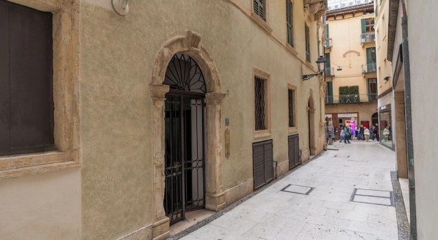 Attico nel cuore di via Mazzini, Забронировать Апартаменты/квартира Верона Венето, рядом с Музей старого замка