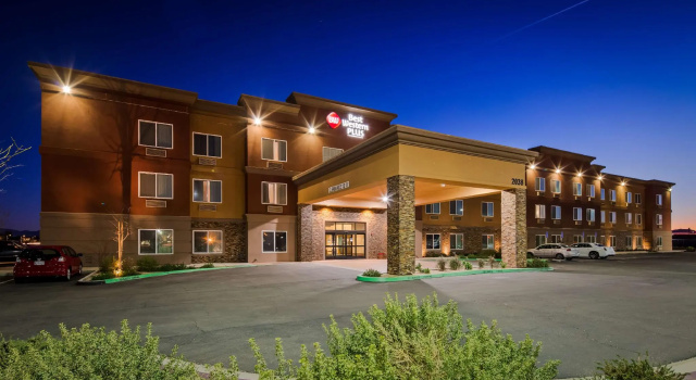 Кровать в общем номере Wyndham Garden Lancaster CA
