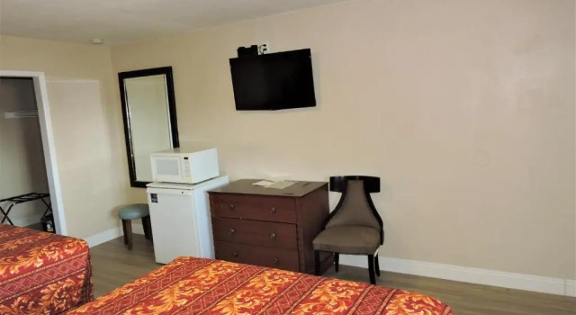 Четырёхместный номер Standard American Inn Motel