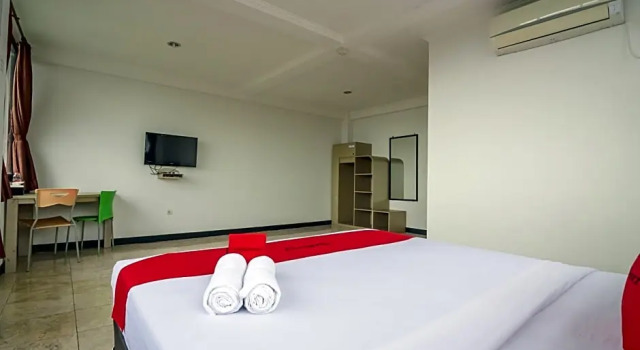Junior-Suite RedDoorz near Citimall Sukabumi