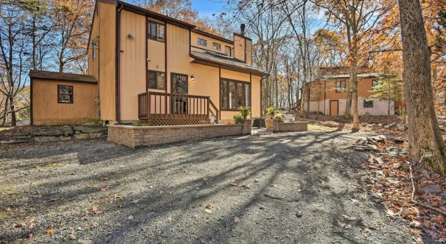Poconos Vacation Rental w/ Pool Access & Hot Tub!, Rezervați Hotel Bushkill Pike County