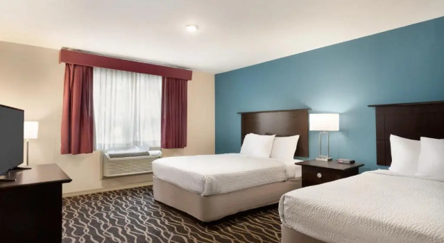 Двухместный люкс c 1 комнатой Days Inn and Suites by Wyndham Sikeston