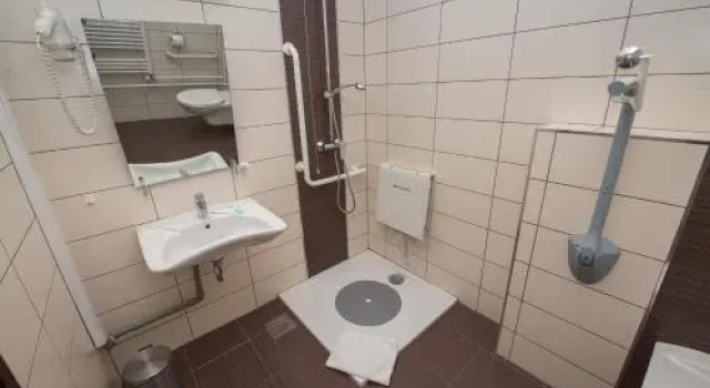 Hotel Central, Rezerwuj Hotel Hotele w Bjelovar-Bilogora County z parkingiem, Parking