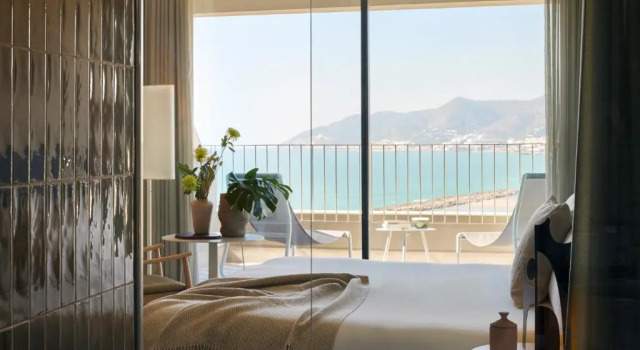 Номер Connected Superior ME с частичным видом на море ME by Meliá Sitges Terramar