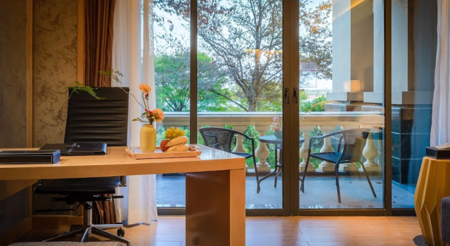 Номер Business с балконом и с видом на сад Your World International Conference Centre Hotel
