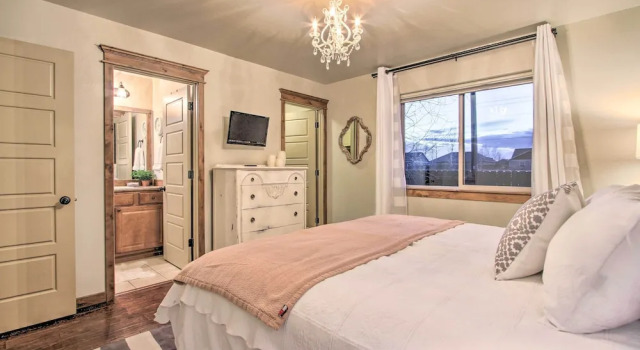 Townhome w/ Private Hot Tub, 8 Mi to Downtown, Забронировать Апартаменты/квартира Бозман Bridger Bowl, рядом с Jackpot Casino West