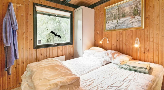 Spacious Holiday Home in Aakirkeby With Sauna, Book Feriehus Sommerhuse i Hovedstaden region, Hytte