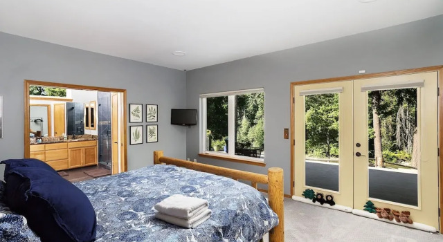 Коттедж Riffle River Lodge 3 Bedroom Home by NW Comfy Cabins by RedAwning