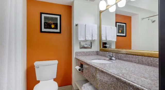 Четырёхместный полулюкс с балконом Best Western Plus Rockwall Inn & Suites