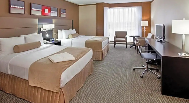 Четырёхместный номер Standard с видом на реку Wyndham Gatineau-Ottawa & Conference Centre