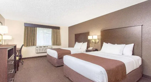 Четырёхместный номер Executive AmericInn by Wyndham Rhinelander