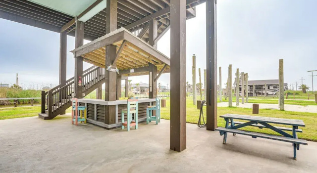 Коттедж Canal-front Coastal Getaway in Gilchrist w/ Deck