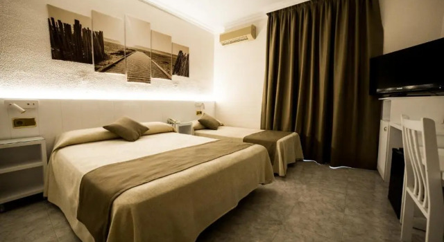 Четырёхместный номер Standard с балконом Hotel Medium Claramar
