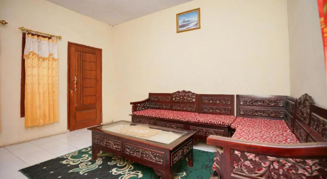 OYO 1834 Family Homestay, Book Hotel Hoteller i Ngadisari med parkering, Parkering